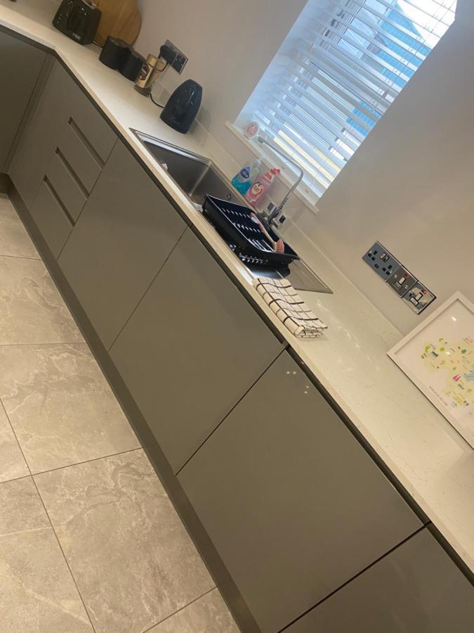 Modern 3-Bed Apartment In Magherafelt Sleeps 8 エクステリア 写真
